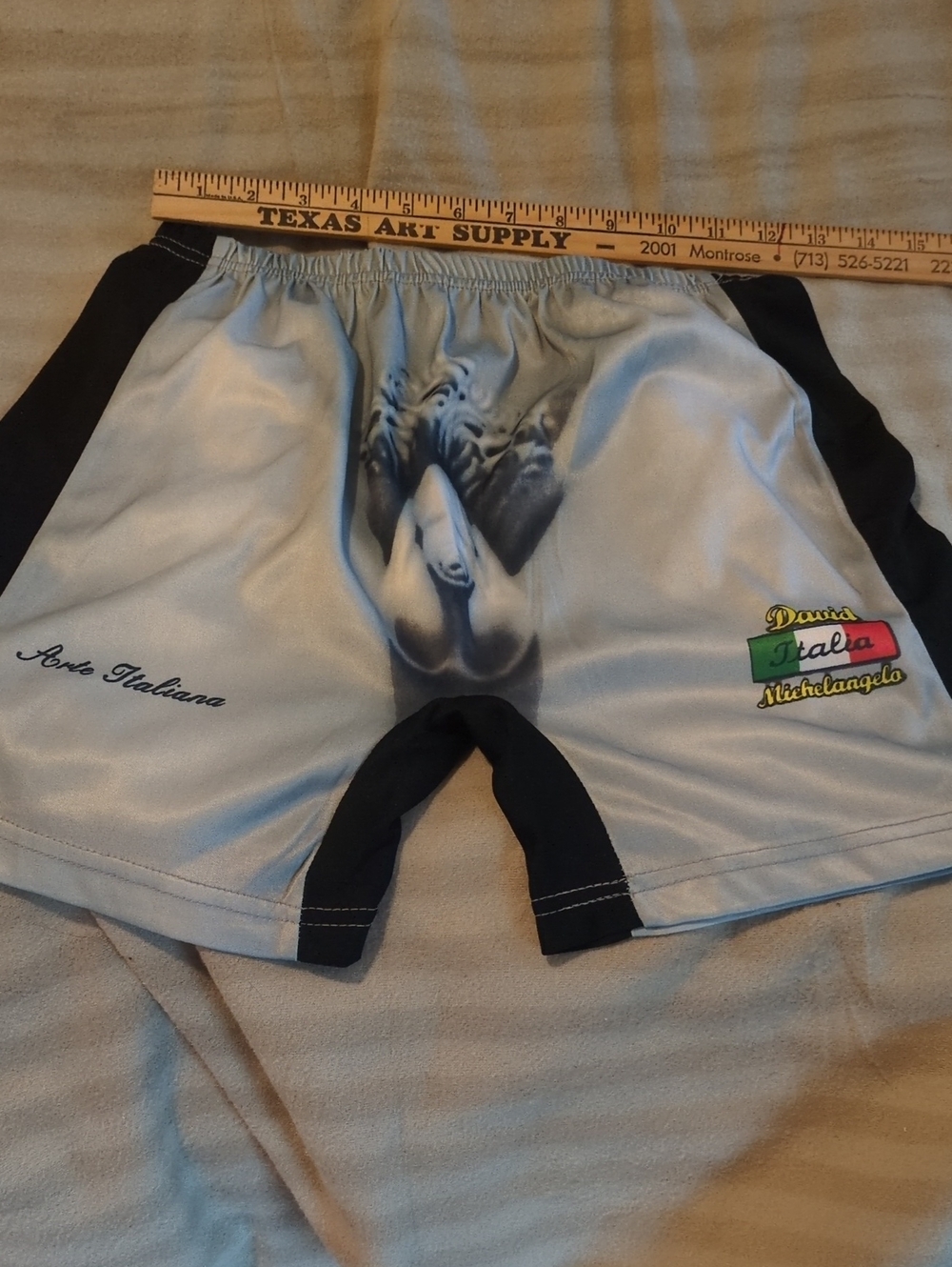 Source Unknown Light Gray & Black Men’s Athletic Shorts with Italian Graphic